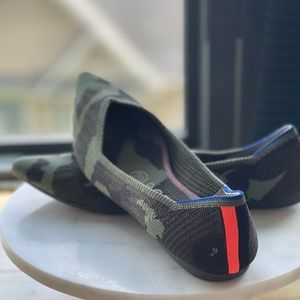 Rothy’s Point Flat Shoe in Olive Camo Size 7